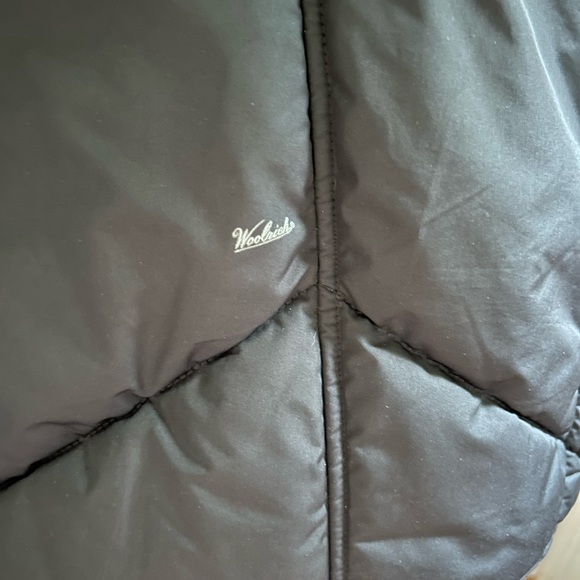 Woolrich womens size XXL hooded zip up pufferknee length coat.
All polyester. - Picture 9 of 13